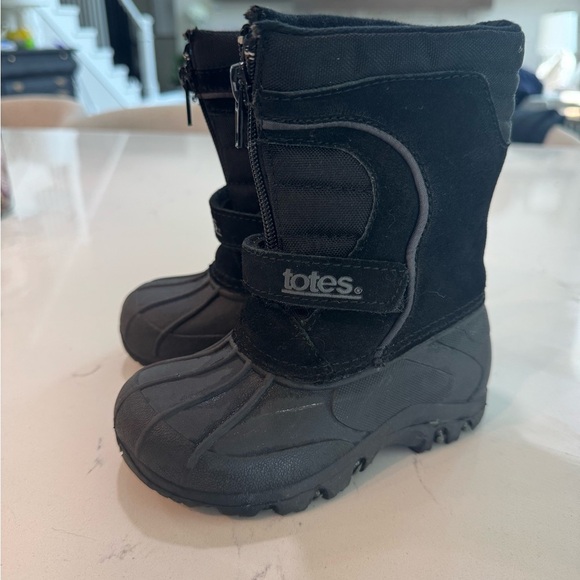 Youth Kids Totes Snow Boots.  Youth Size 6.  Good used condition. Black. - Picture 1 of 6